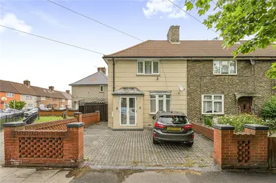 Wood Lane, Dagenham, RM8