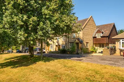 Chapel Knapp, Gastard