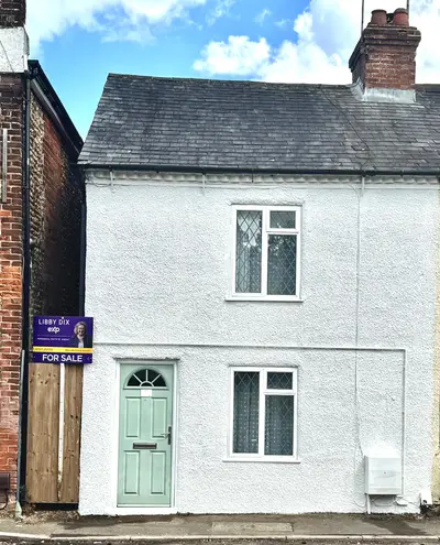 Farnborough Road, Farnham, GU9 9BD