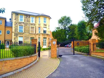 Sloane Court, 28 The Grove