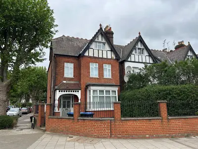 Walm Lane, Willesden Green, NW2 4QE