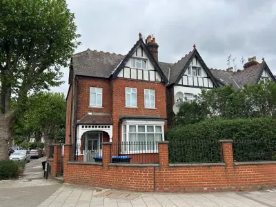 Walm Lane, Willesden Green, NW2 4QE