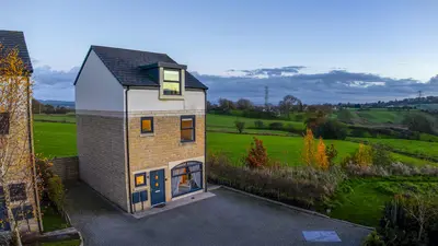 Bleaklow Court, Hawkshaw